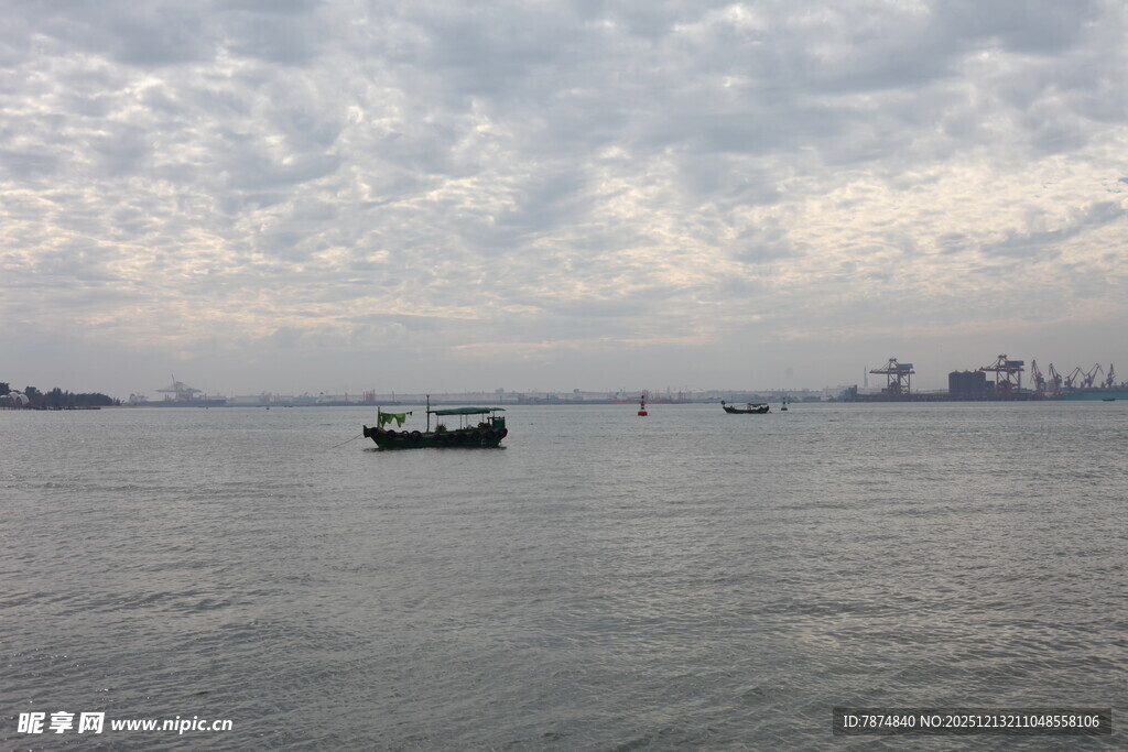 海上船只与远处城市景观