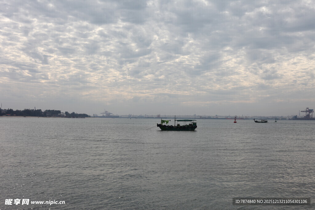 海上孤舟天空云层密布