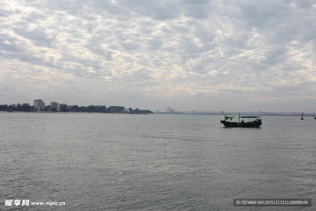 江面上的孤舟与远处岸景