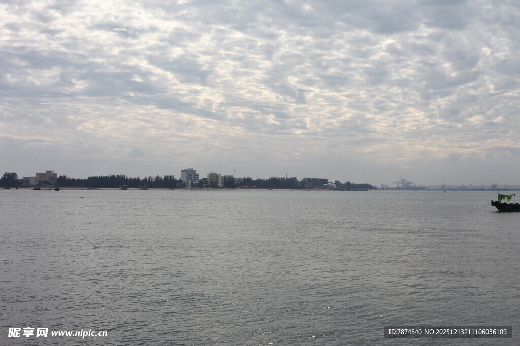 海上孤舟伴天际云景