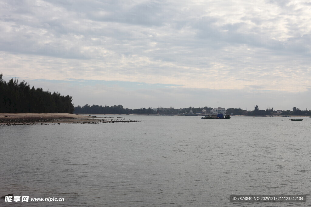 海滨风光水面船只与岸边景