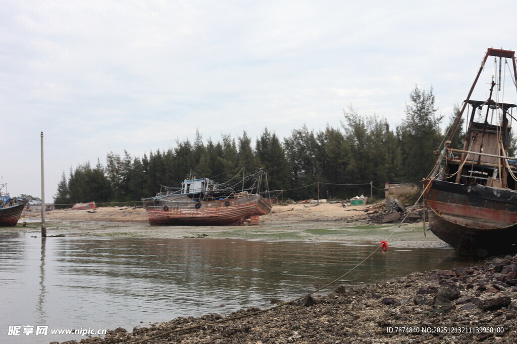 海边停泊的老旧船只