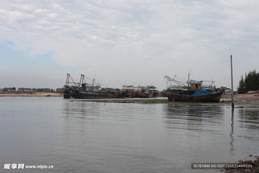 海上停泊的多艘渔船