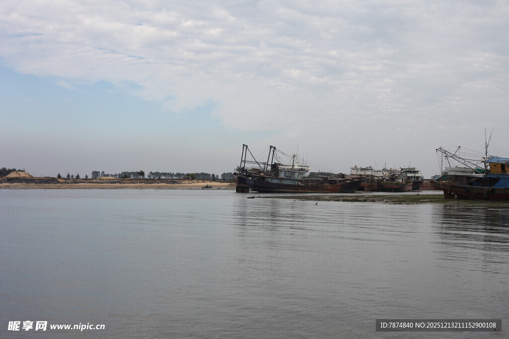 港口停泊的船只景象