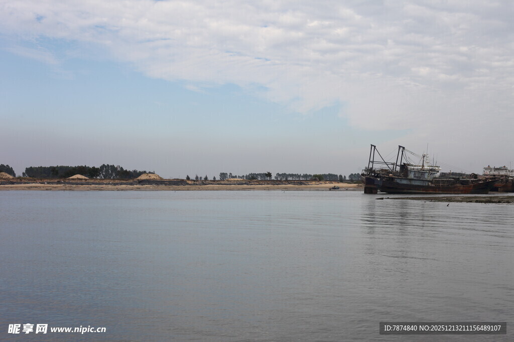 平静湖面与远处船只景象