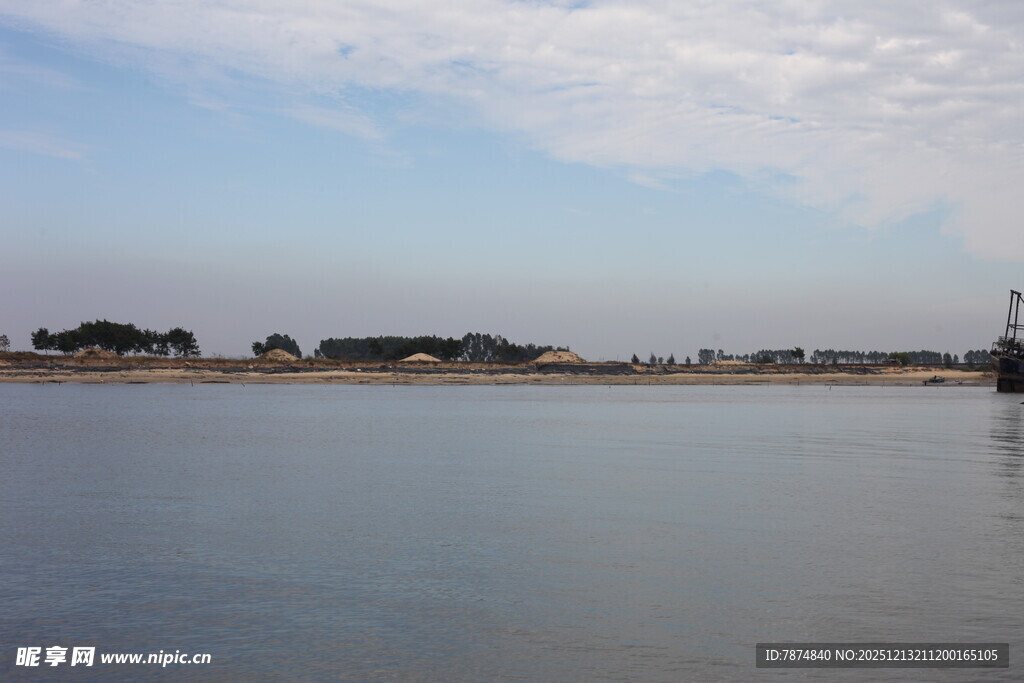 平静湖面与远处天际线