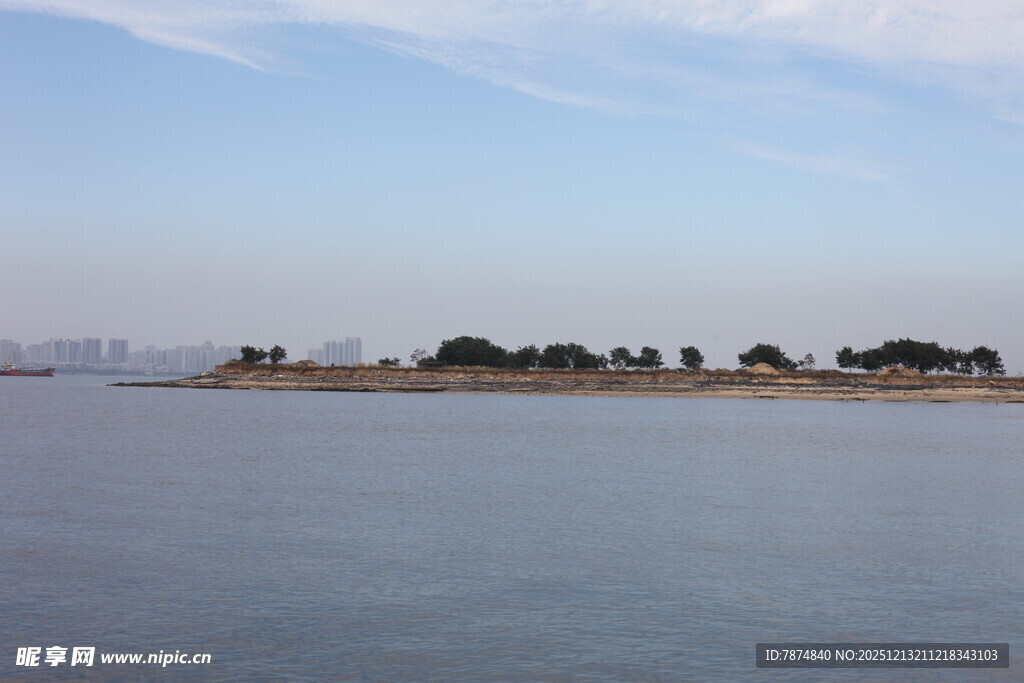 宁静水域中的绿意小岛