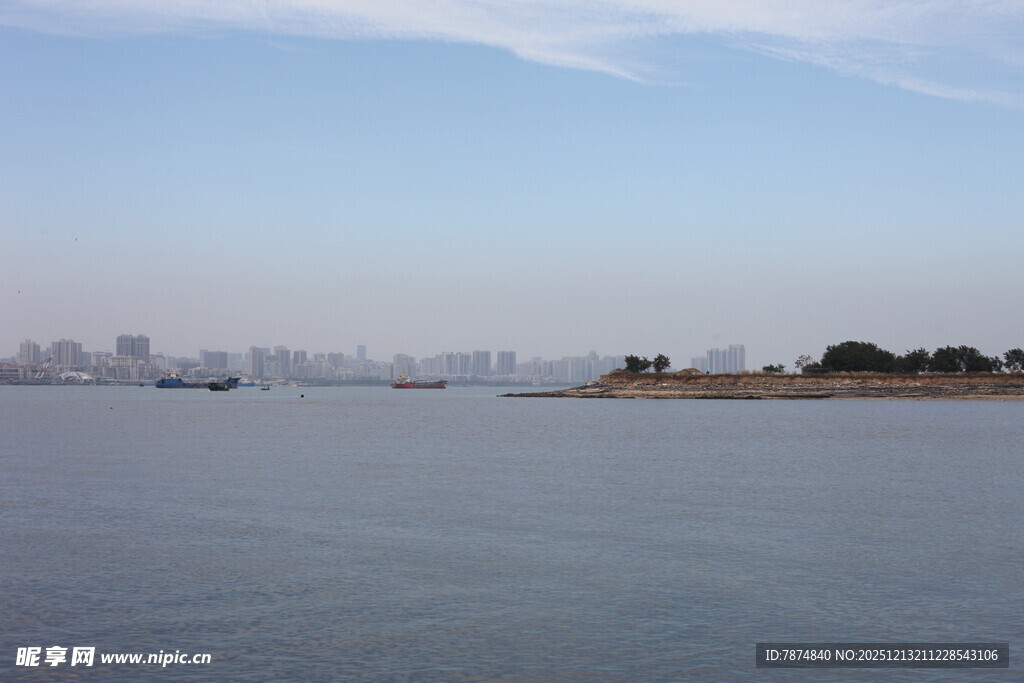 海滨城市远景风光