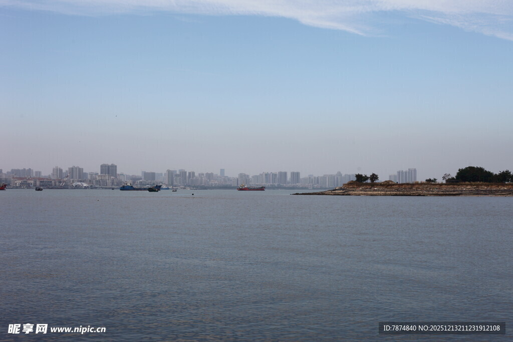 海滨城市远景辽阔水域风光