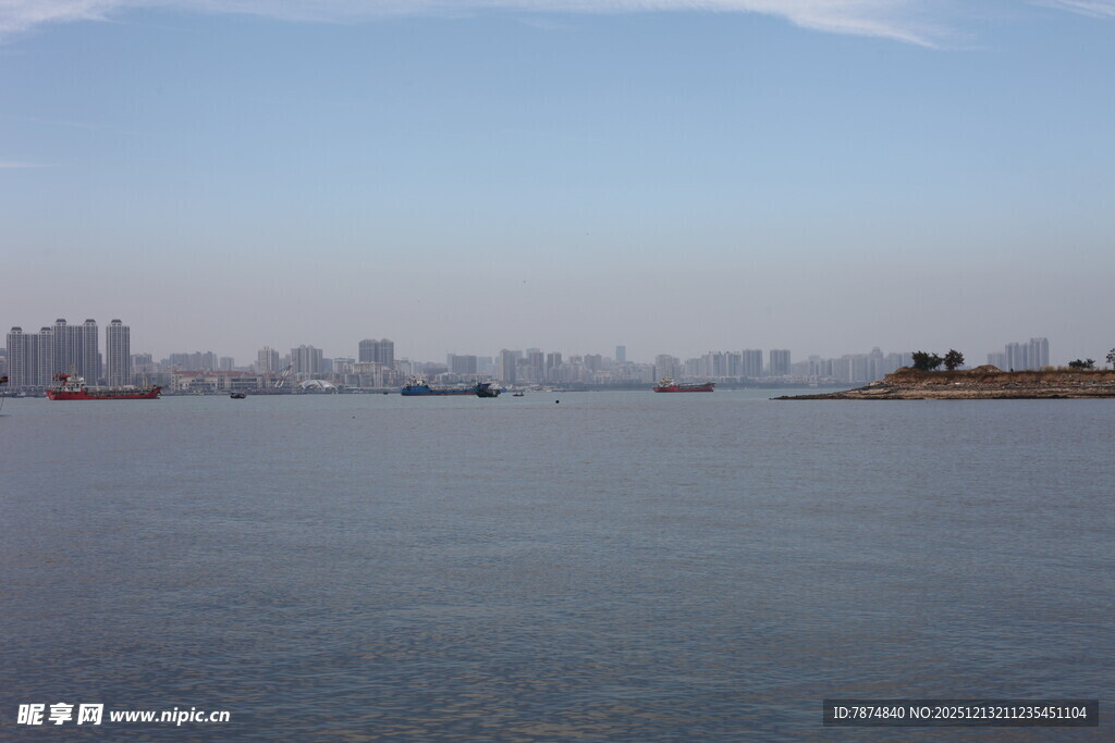 城市边的宽阔水域景观