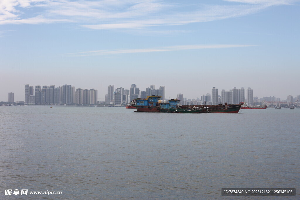 江面上的船只与城市天际线