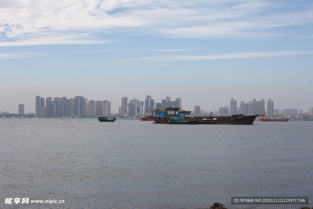海滨城市风光船只与高楼