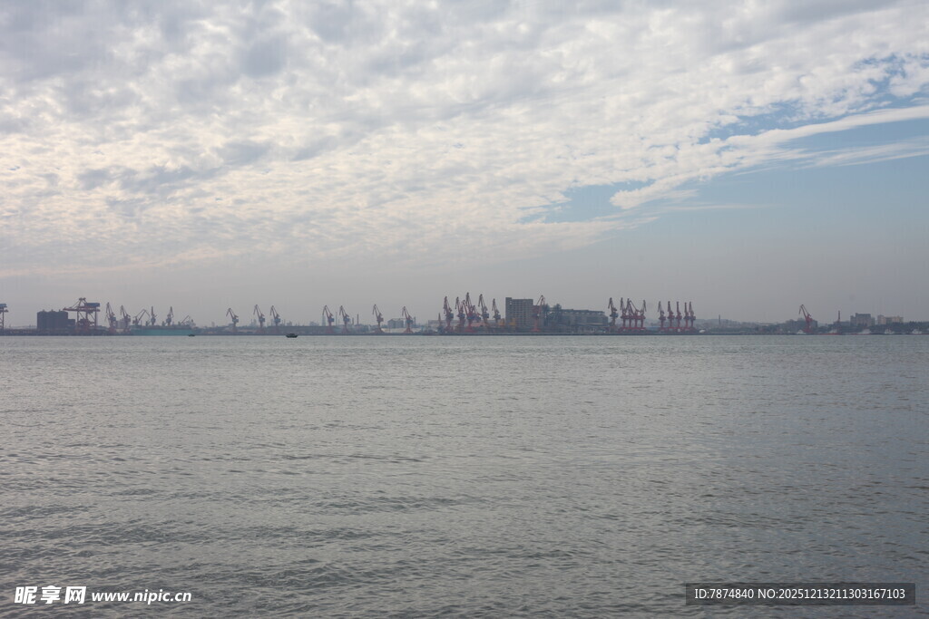 广阔海面与远处城市天际线