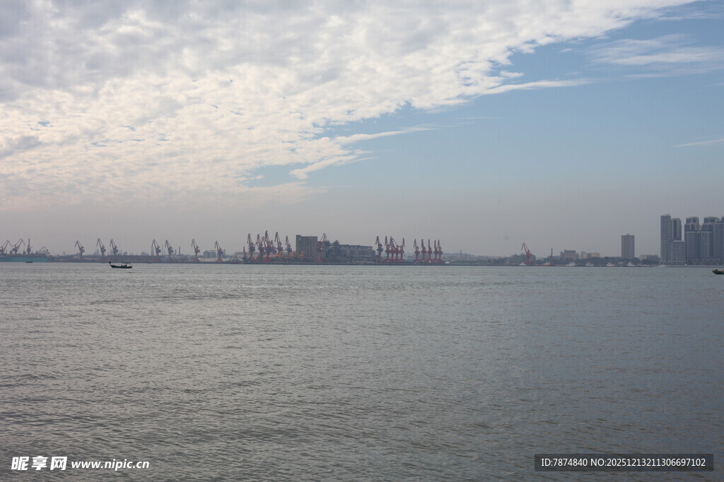 海滨城市远景辽阔水域风光