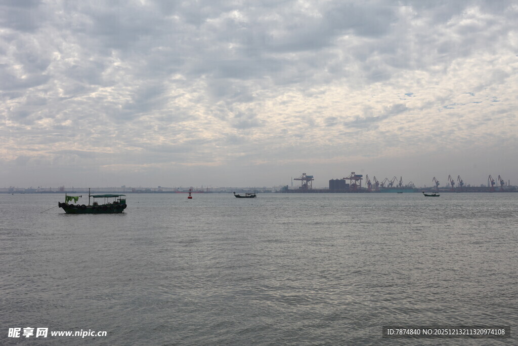 海上船只与远处城市景观