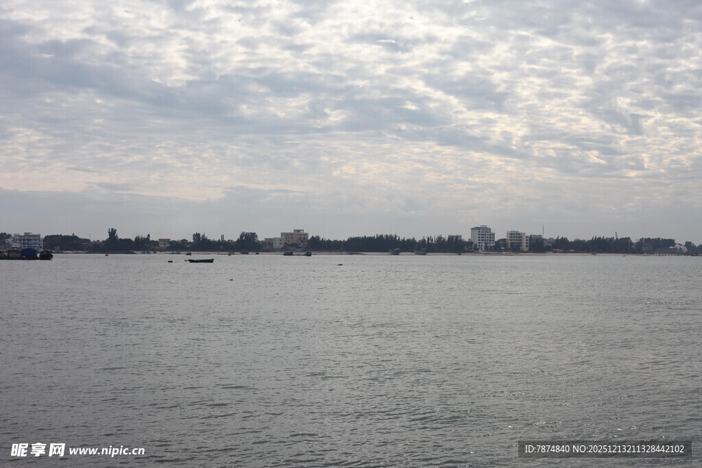 河畔城市天际线与辽阔水面