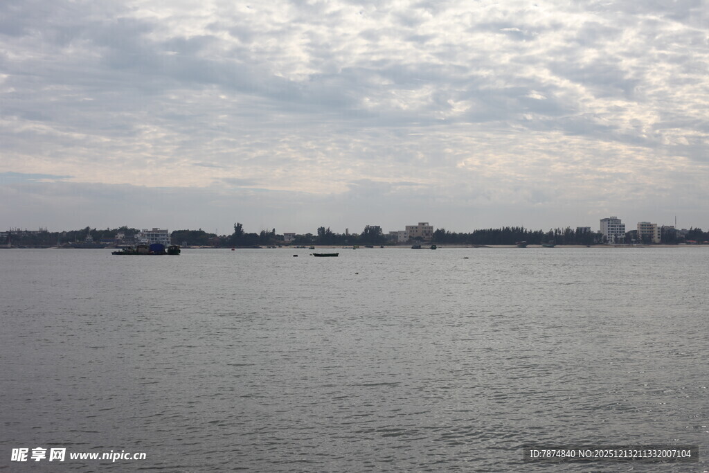 平静江面与远处天际线