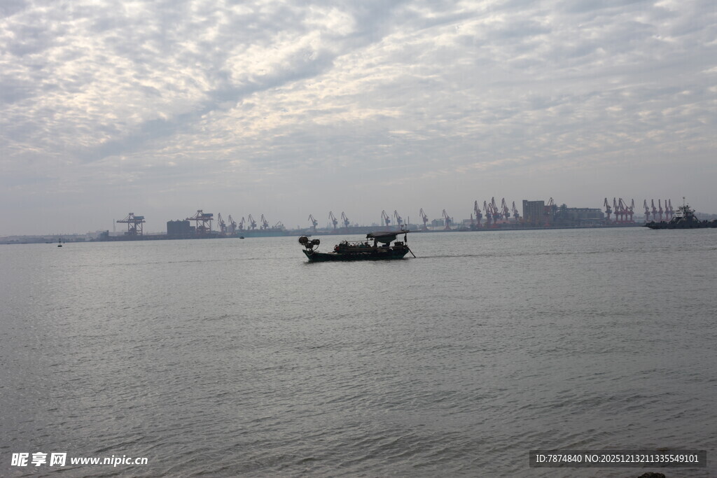 海上孤舟天际城市隐约