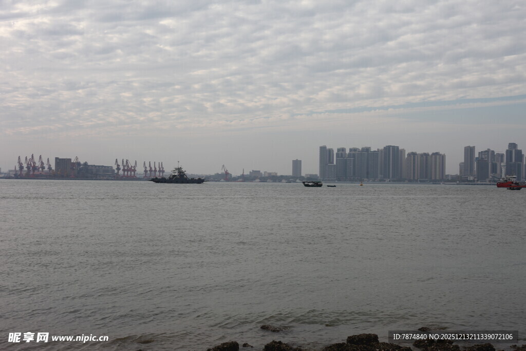 江边城市景观水面船只