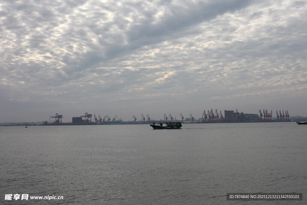 江面上的船只与城市天际线