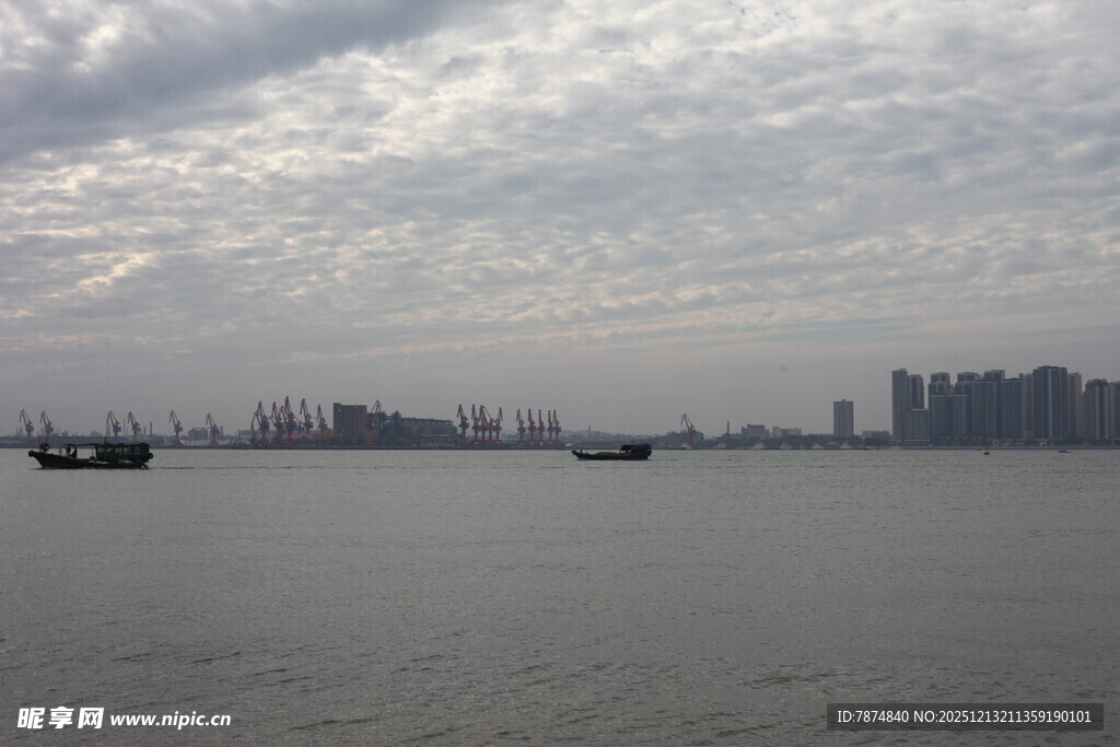 江面上的船只与远处城市