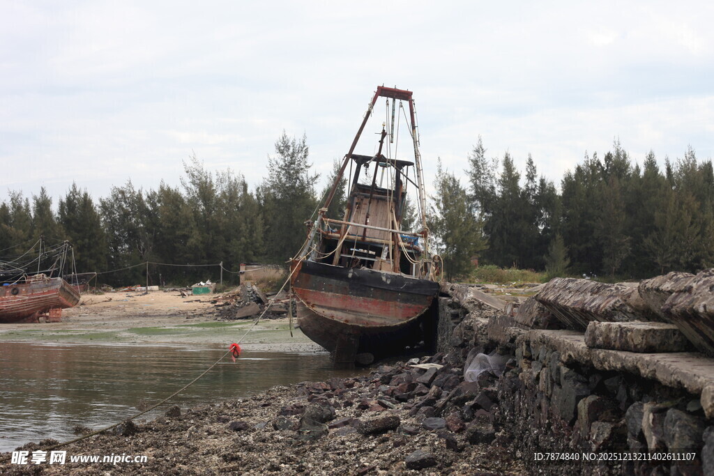 搁浅在岸边的老旧渔船