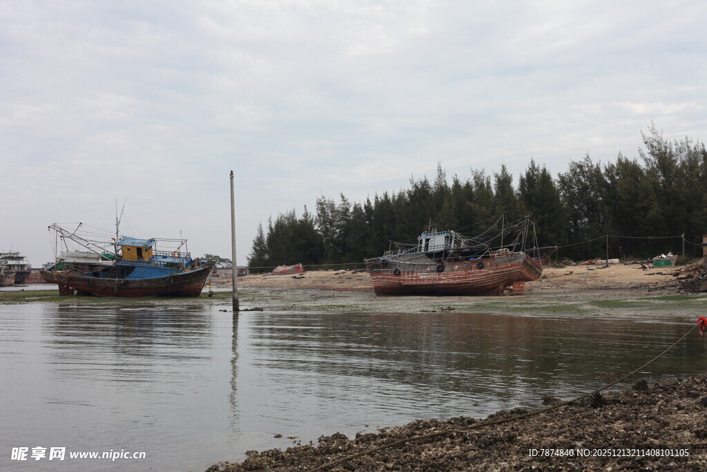 宁静渔村港湾景象