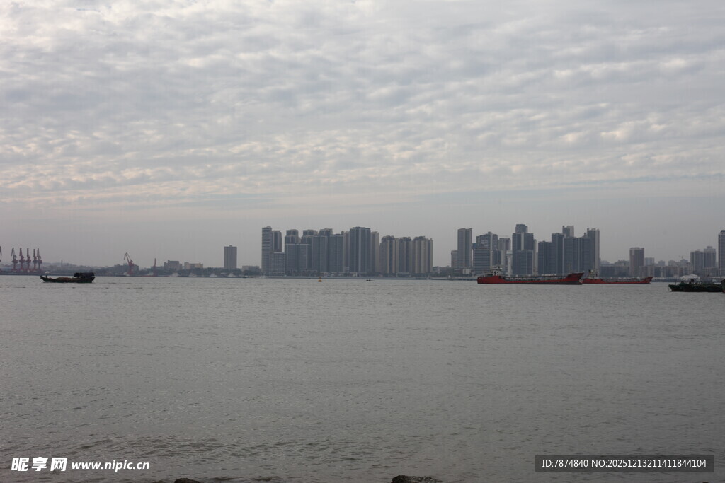 江边城市天际线景观