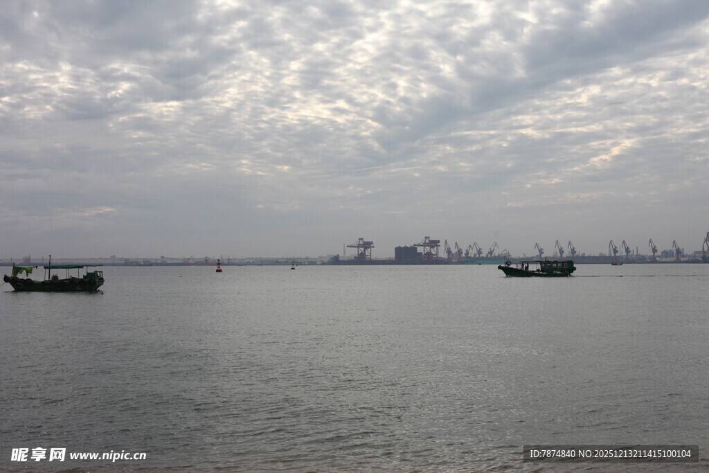 海上船只与远处城市景观