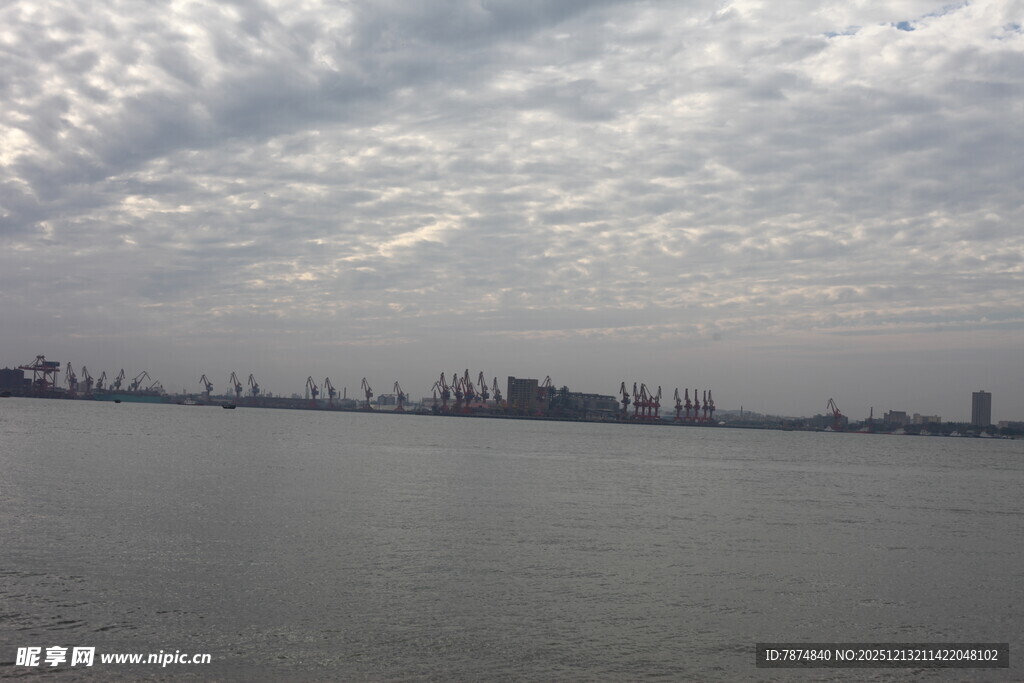 江边城市天际线与云层