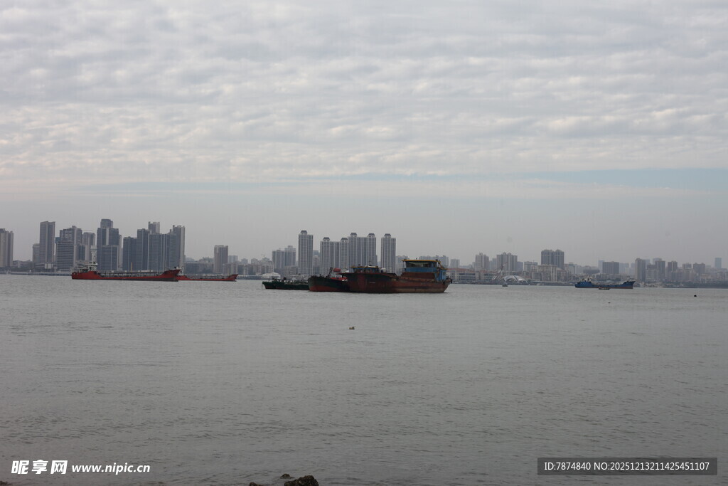 城市江畔船只远景