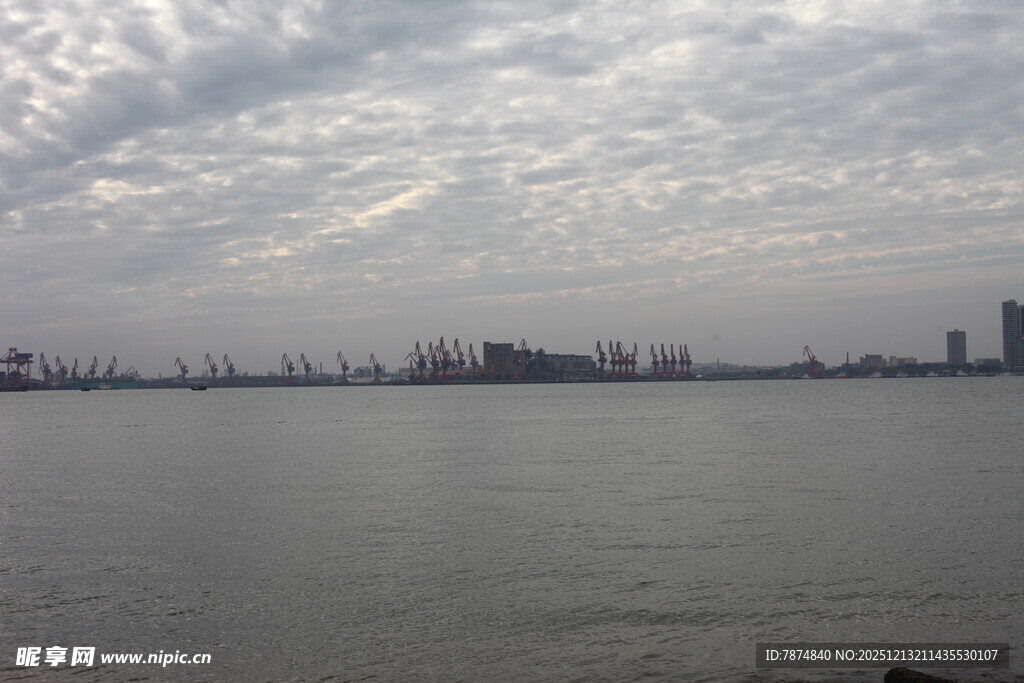 城市边缘的水域与天际线