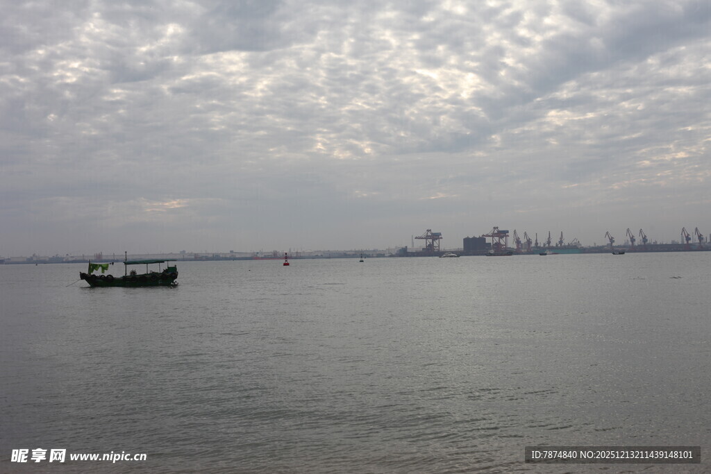 海上孤舟天际云景
