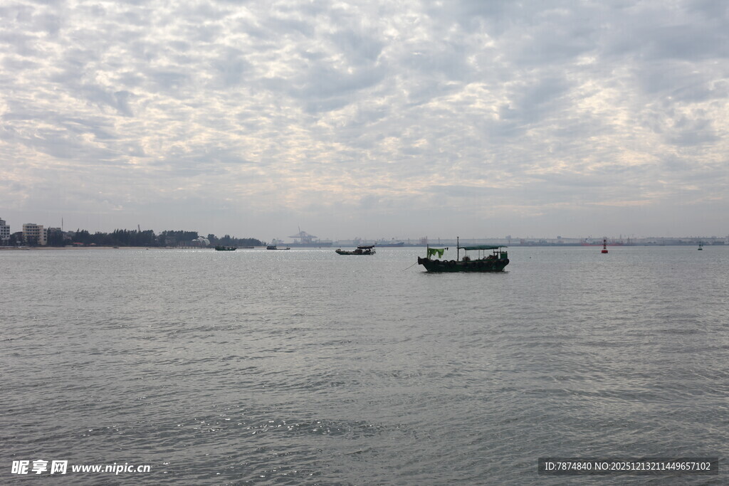 湛江海滨与远处天际线
