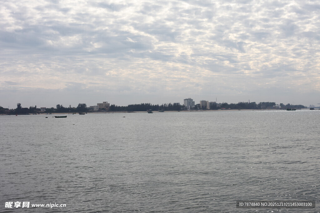 广阔水域与远处天际线