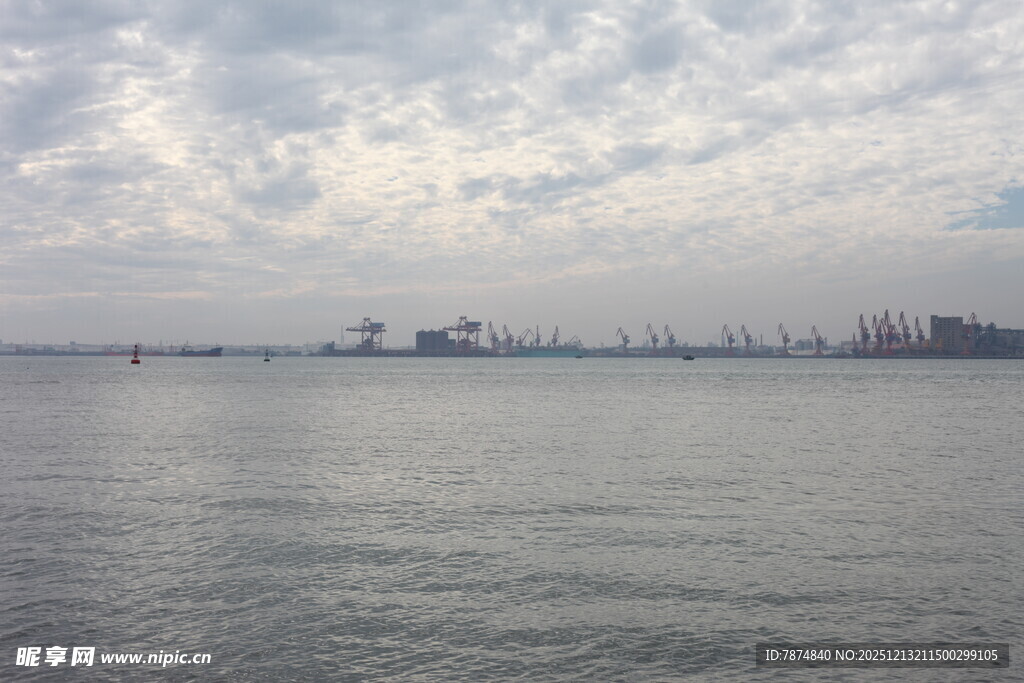 海滨风光广阔海面与远岸