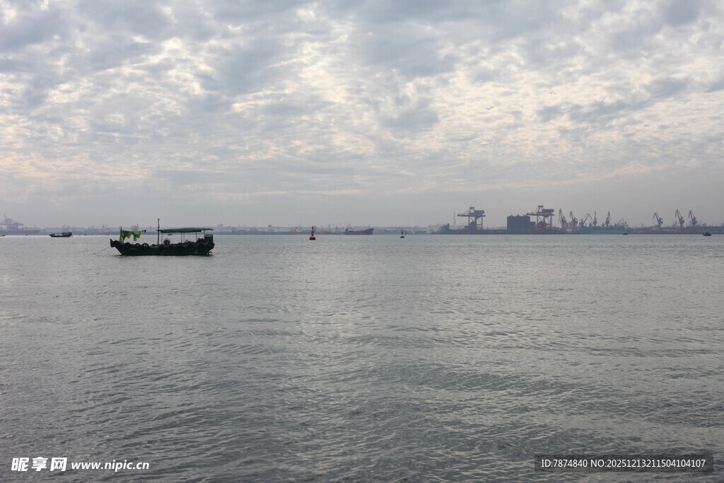 海上孤舟天际云影