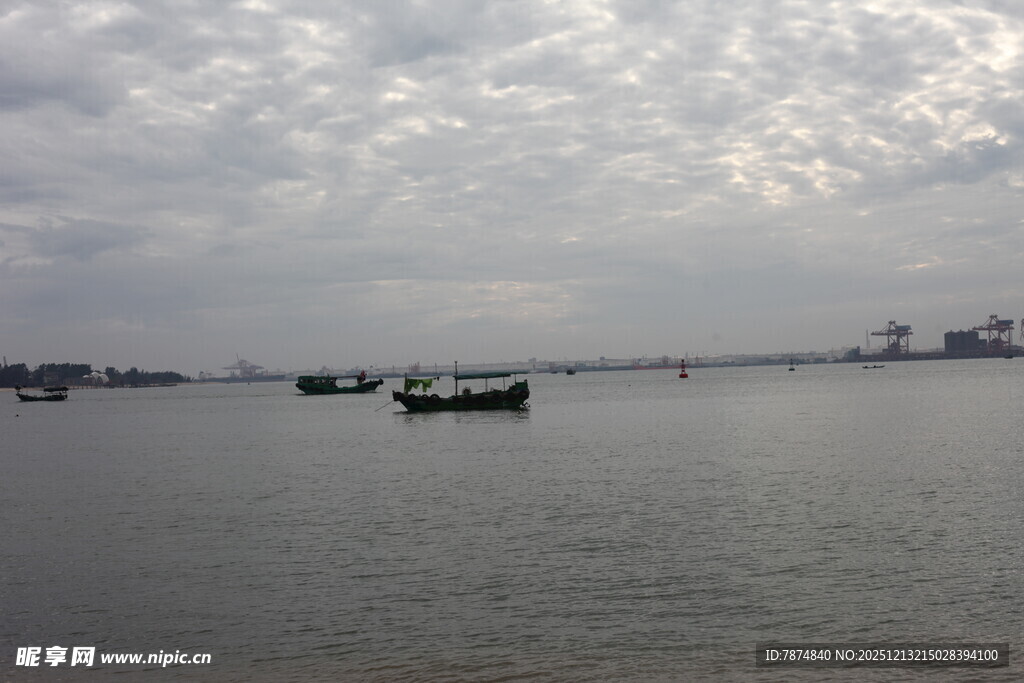 海上船只与阴沉天空景象