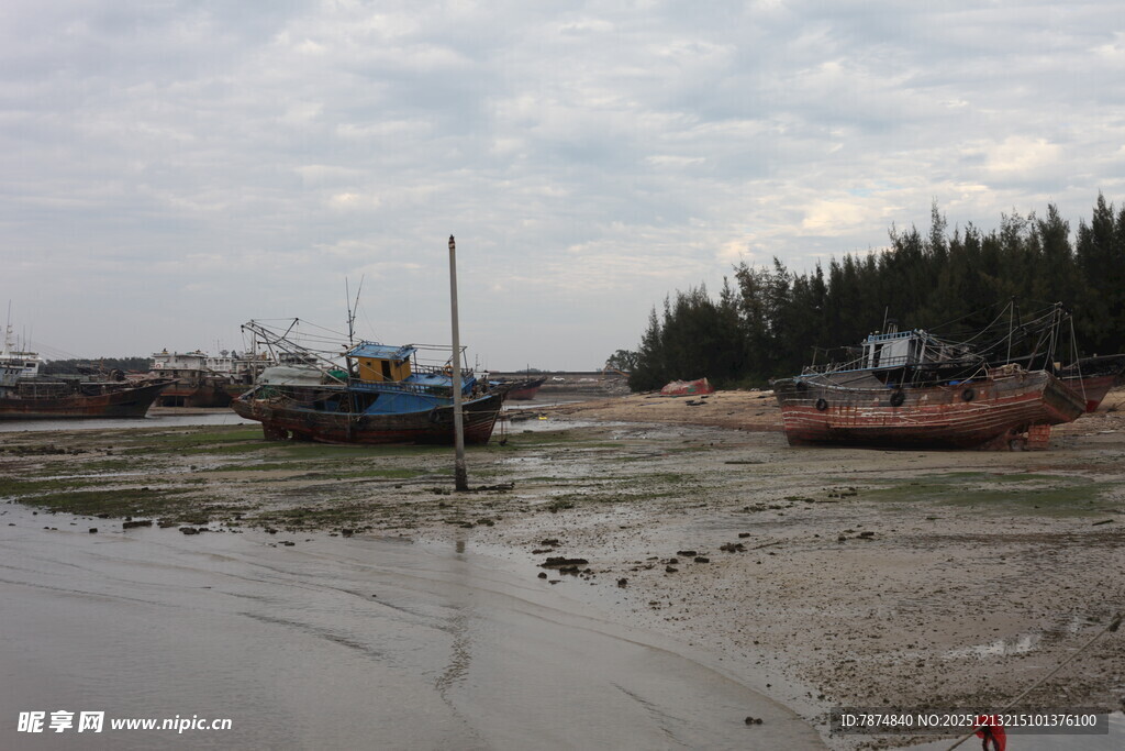 海边停泊的破旧船只