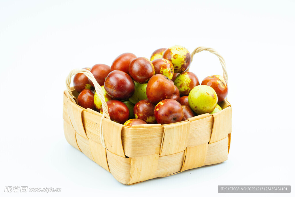 竹篮中的多彩新鲜果实