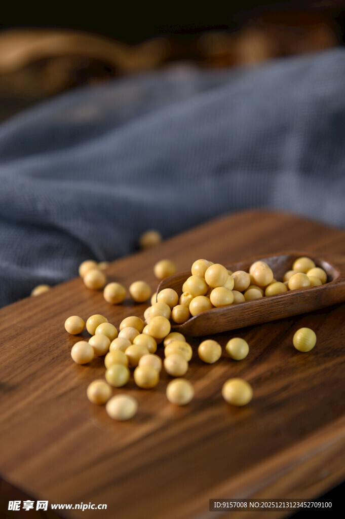 木砧板上散落的新鲜黄豆