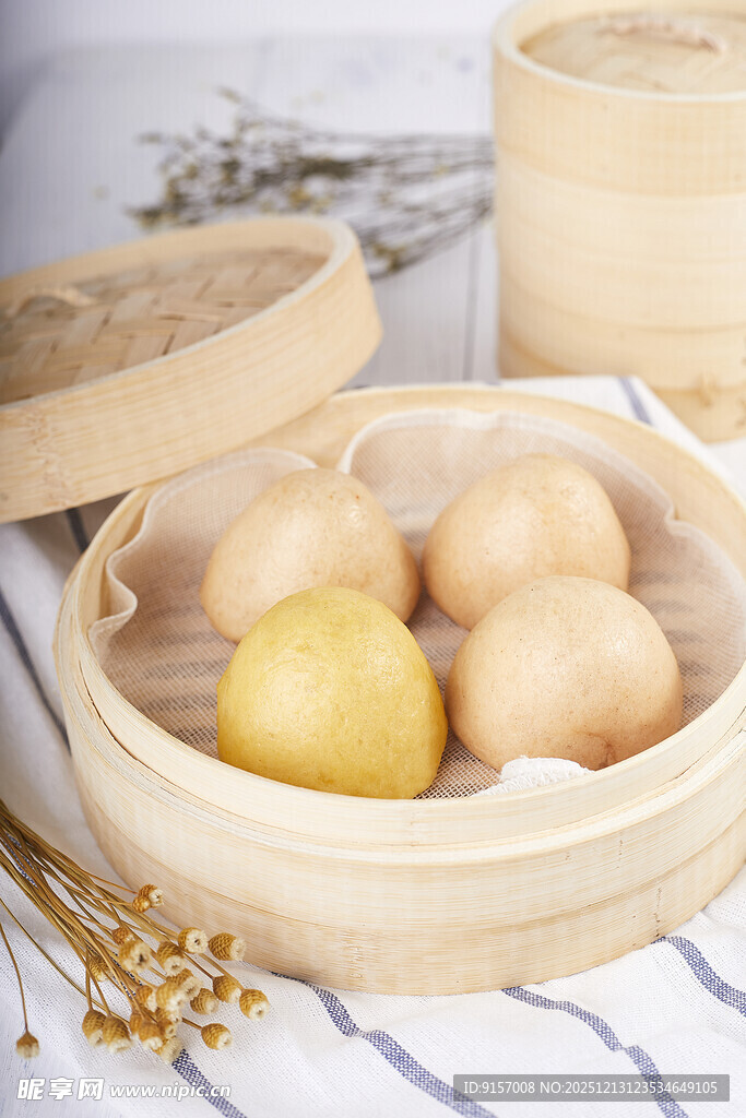 竹制蒸笼里的美味杂粮包