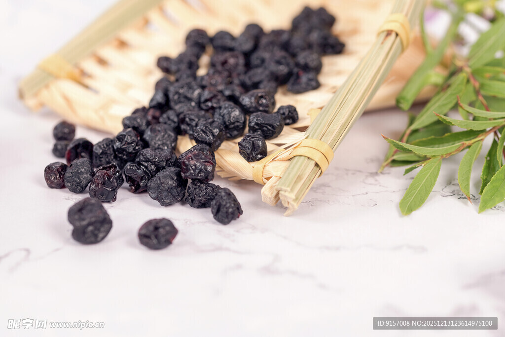 新鲜黑桑葚蓝莓