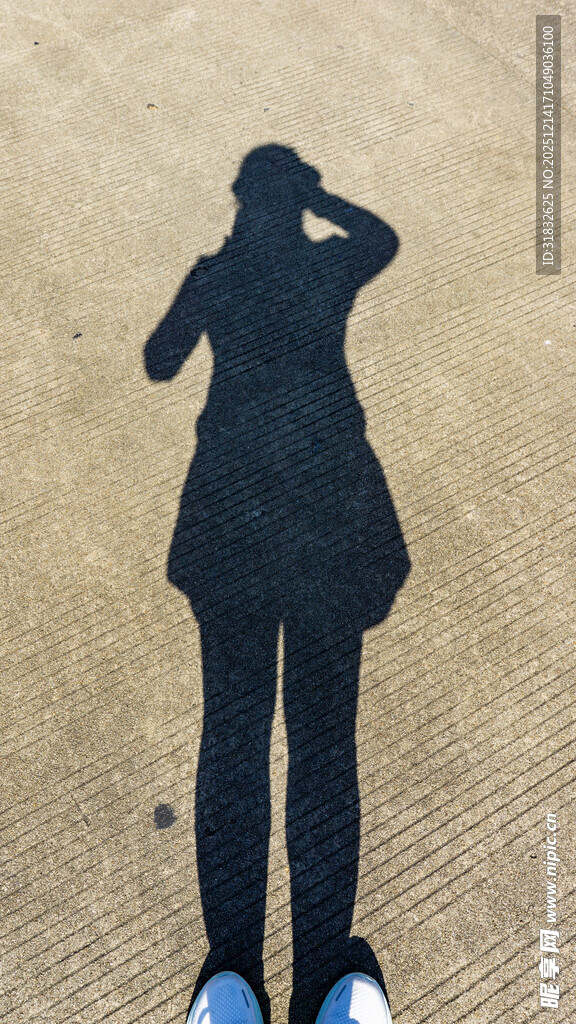 地面上的人物剪影