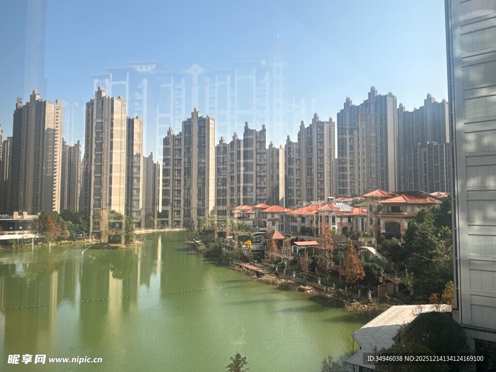 湖畔高楼林立的城市景观