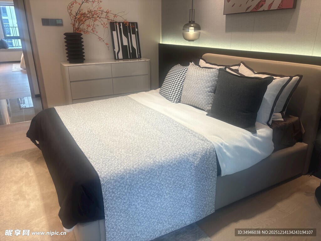 现代简约风格卧室床铺