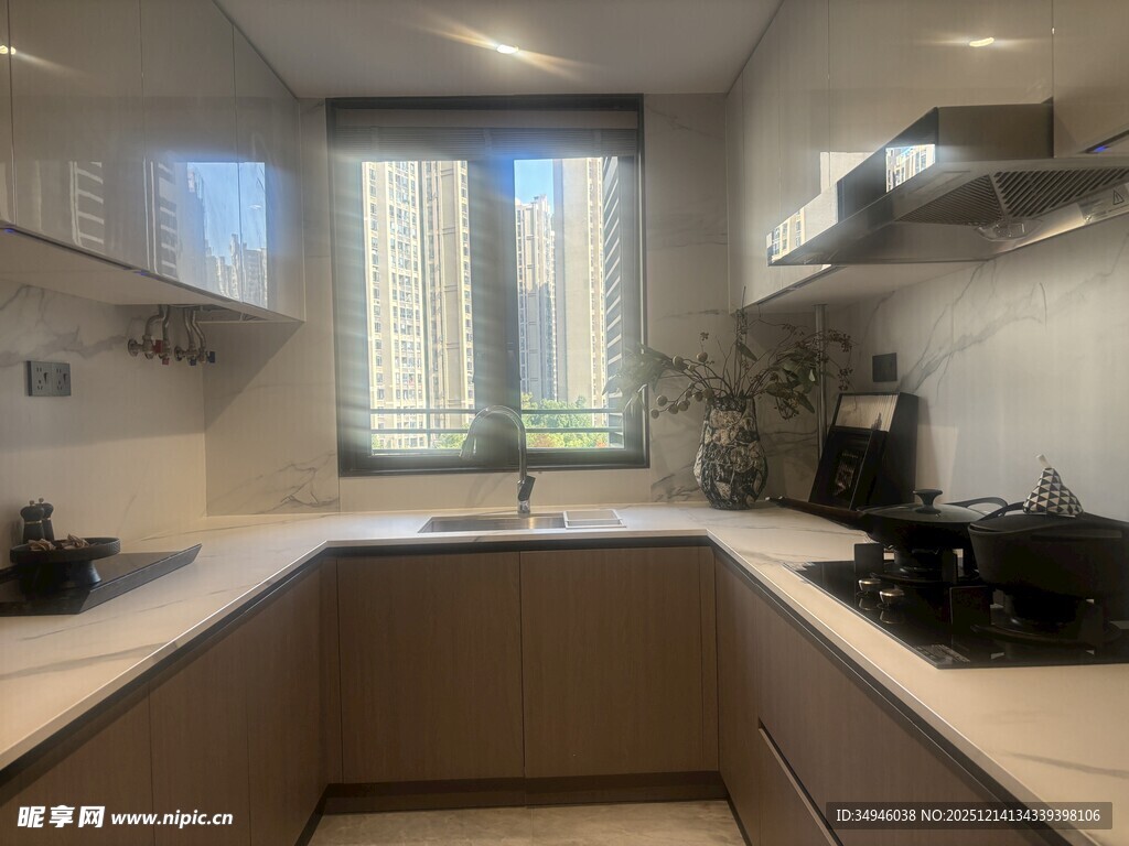 现代简约风格的明亮厨房