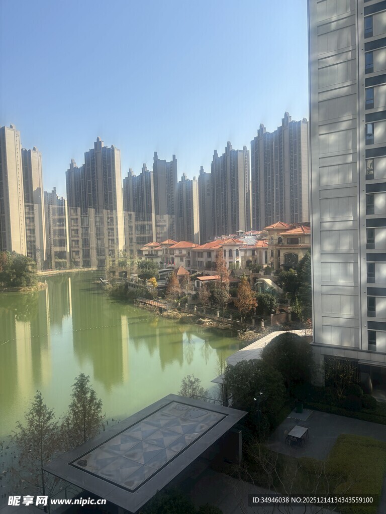 城市湖畔高楼景观