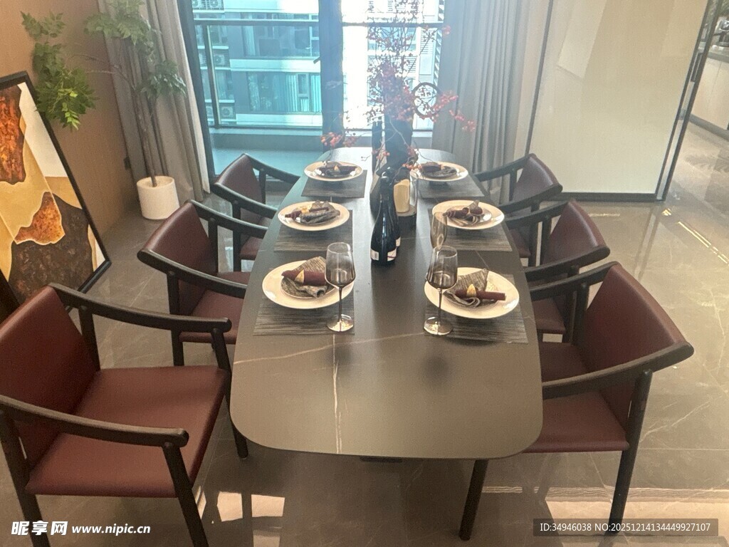 现代简约风格餐厅桌椅布置