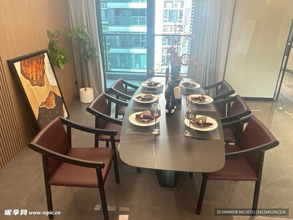 现代简约风格餐厅餐桌布置